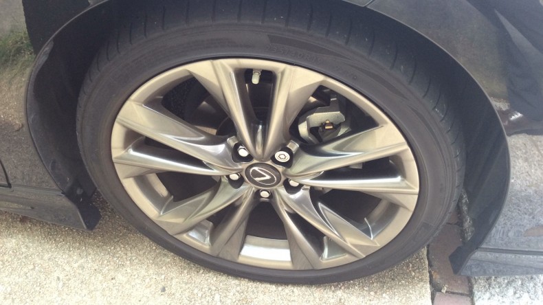 タイヤホイール前