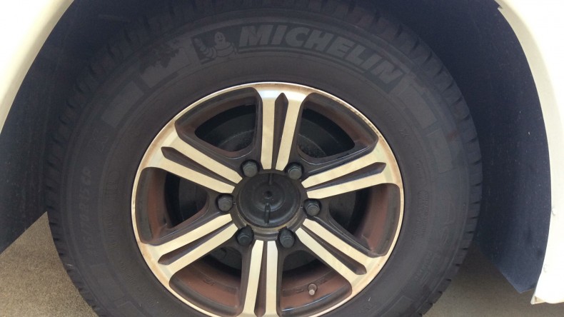 タイヤホイール前