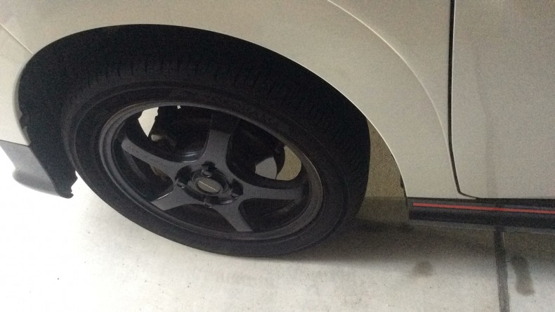 タイヤホイール前