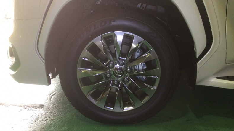 タイヤホイール前