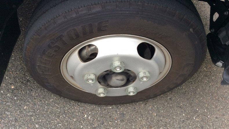 タイヤホイール前