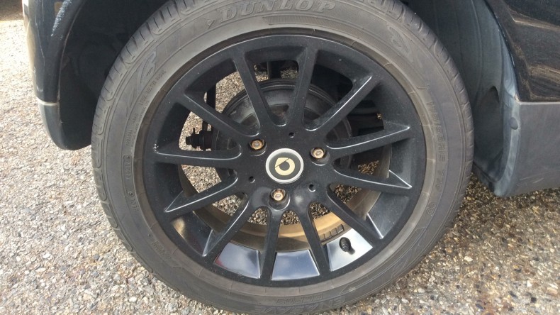 タイヤホイール前