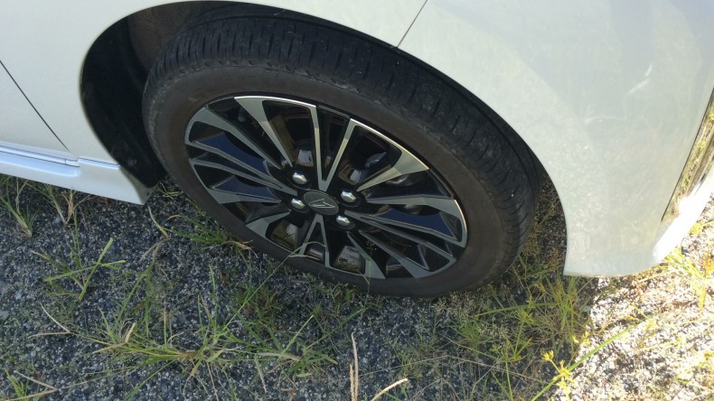 タイヤホイール前