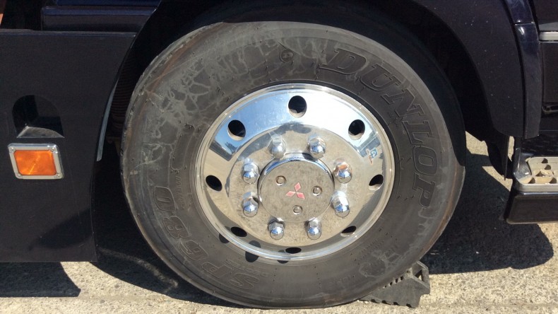 タイヤホイール前