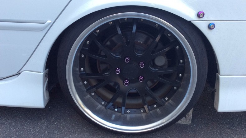 タイヤホイール前