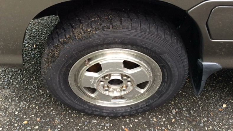 タイヤホイール前