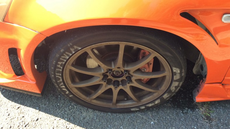 タイヤホイール前