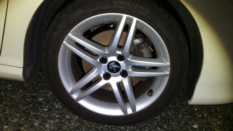 タイヤホイール前