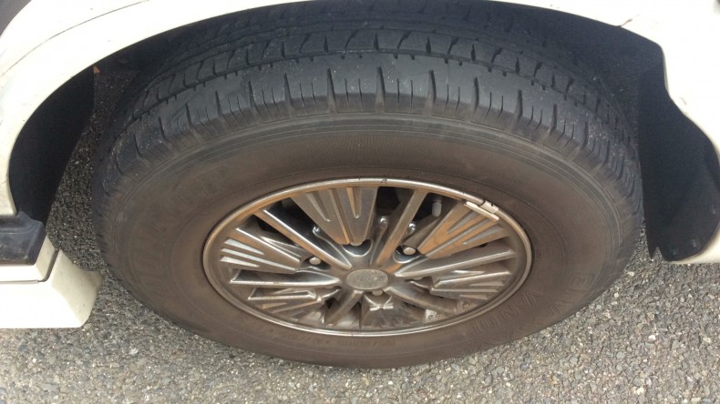 タイヤホイール前