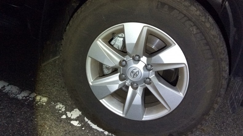 タイヤホイール前