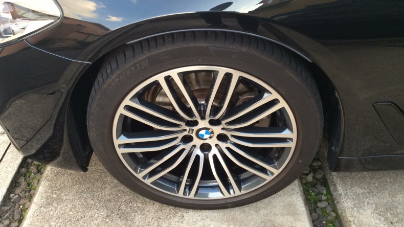 タイヤホイール前