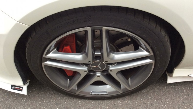 タイヤホイール前