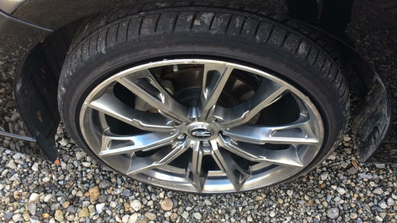 タイヤホイール前