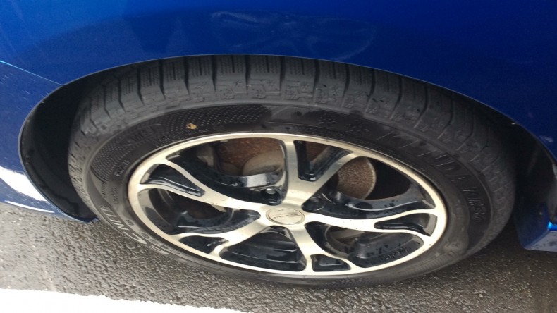 タイヤホイール前