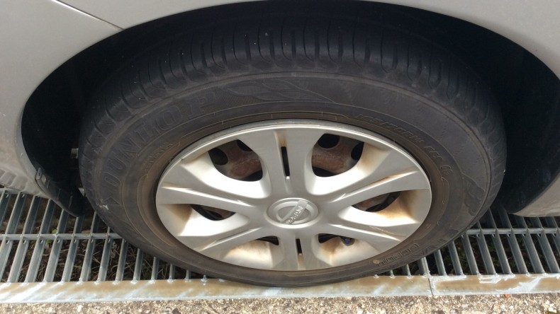 タイヤホイール前