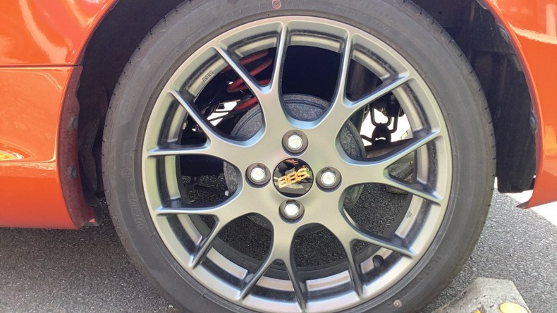 タイヤホイール前