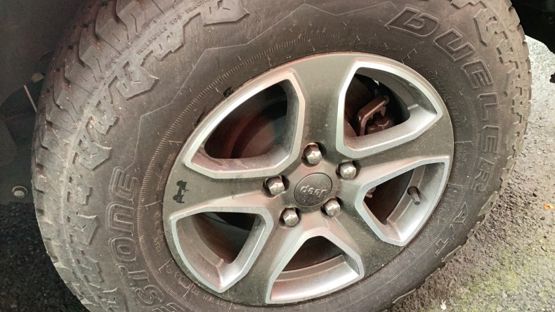 タイヤホイール前